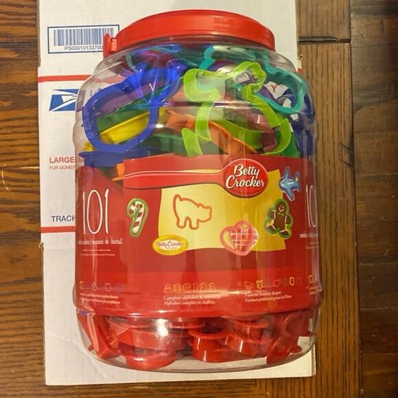 Betty Crocker 101 Cookie Cutters (WITH EXTRA) Good Used Condition Kids Baking - Picture 2 of 9